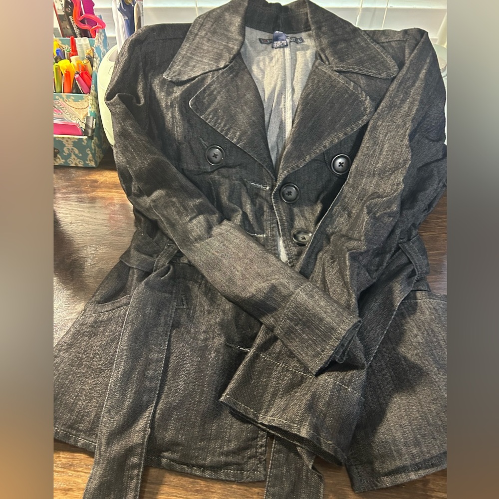 Baccini 55826 black jean jacket size Medium with large buttons and a belt